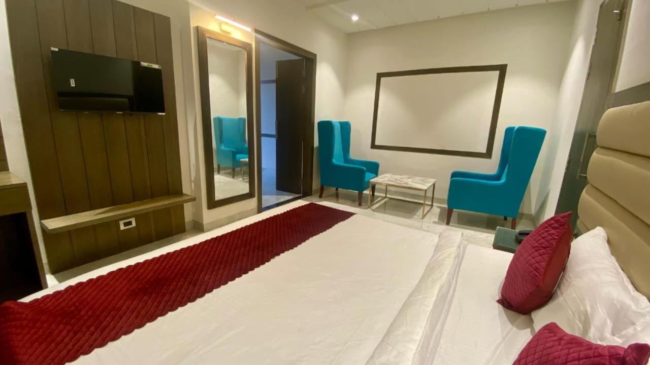 Luxe Resorts - Centrally Heated Air Conditioned Hotel In The Heart Of 카사울리 외부 사진