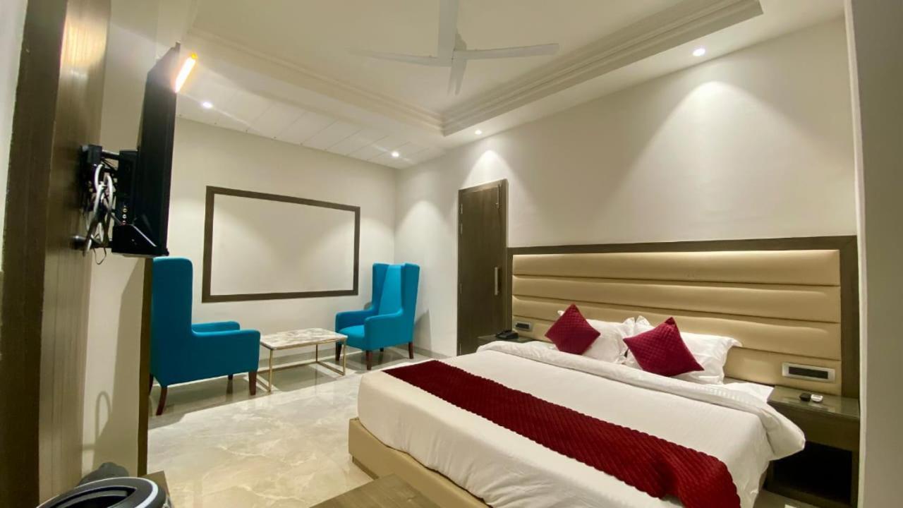 Luxe Resorts - Centrally Heated Air Conditioned Hotel In The Heart Of 카사울리 외부 사진