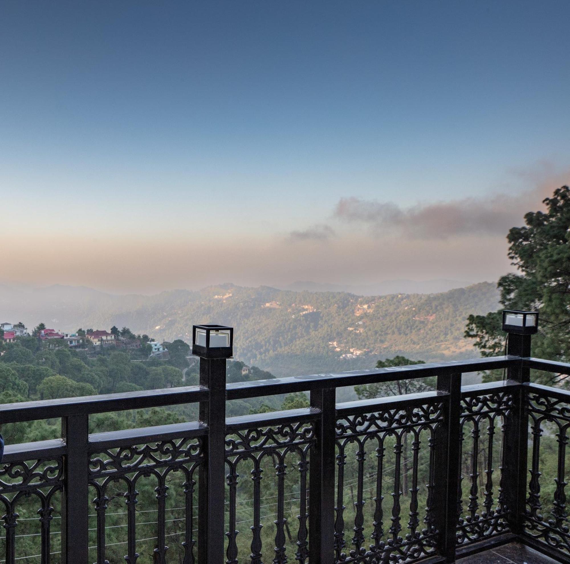Luxe Resorts - Centrally Heated Air Conditioned Hotel In The Heart Of 카사울리 외부 사진