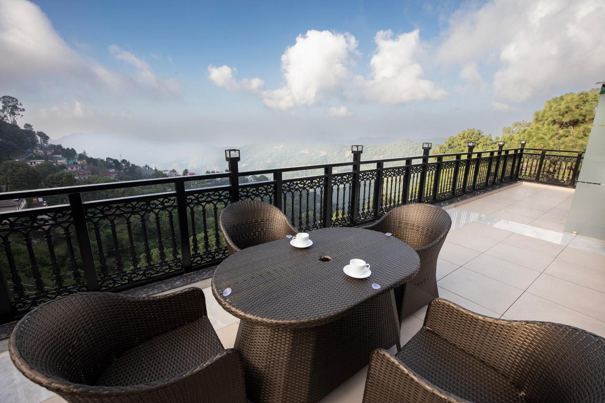 Luxe Resorts - Centrally Heated Air Conditioned Hotel In The Heart Of 카사울리 외부 사진